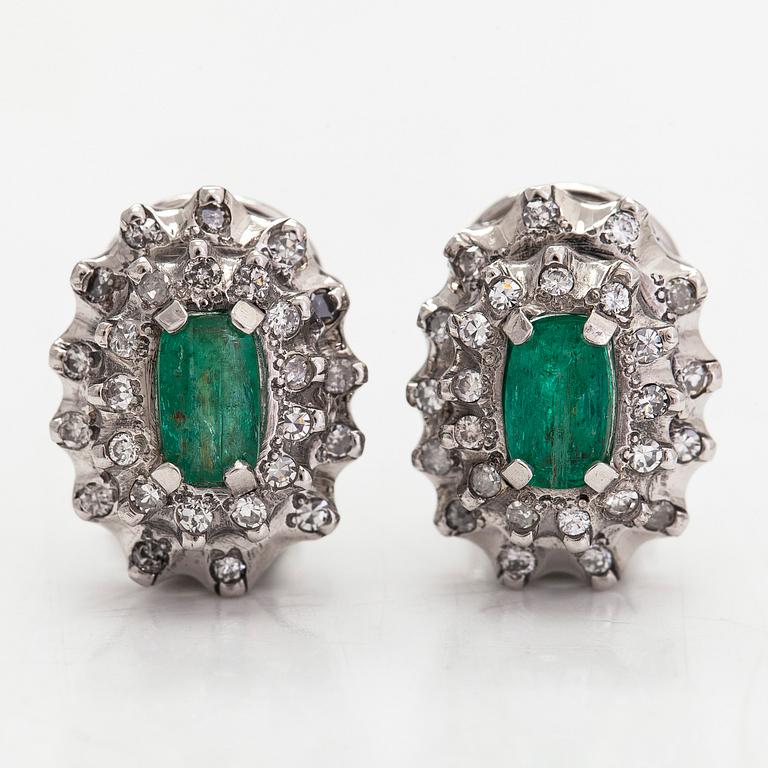 Örhängen, 14K vitguld med smaragder och diamanter.