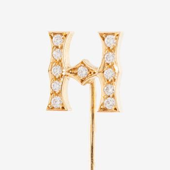 Kravattnål, i form av "H", 18K guld med briljantslipade diamanter.