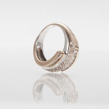 SORMUS, 18K kultaa, Briljantti ja baguettehiottuja timantteja n. 0.80 ct. Koko 16+. Paino 8,16 g.