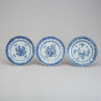 Eight blue and white export porcelain plates with two dishes, Qing dynasty, Qianlong (1736-95).