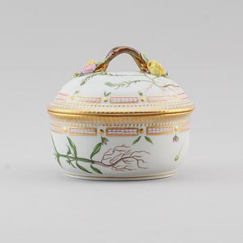 SKÅL MED LOCK. Porslin, "Flora danica", Royal Copenhagen, modellnr 3582.