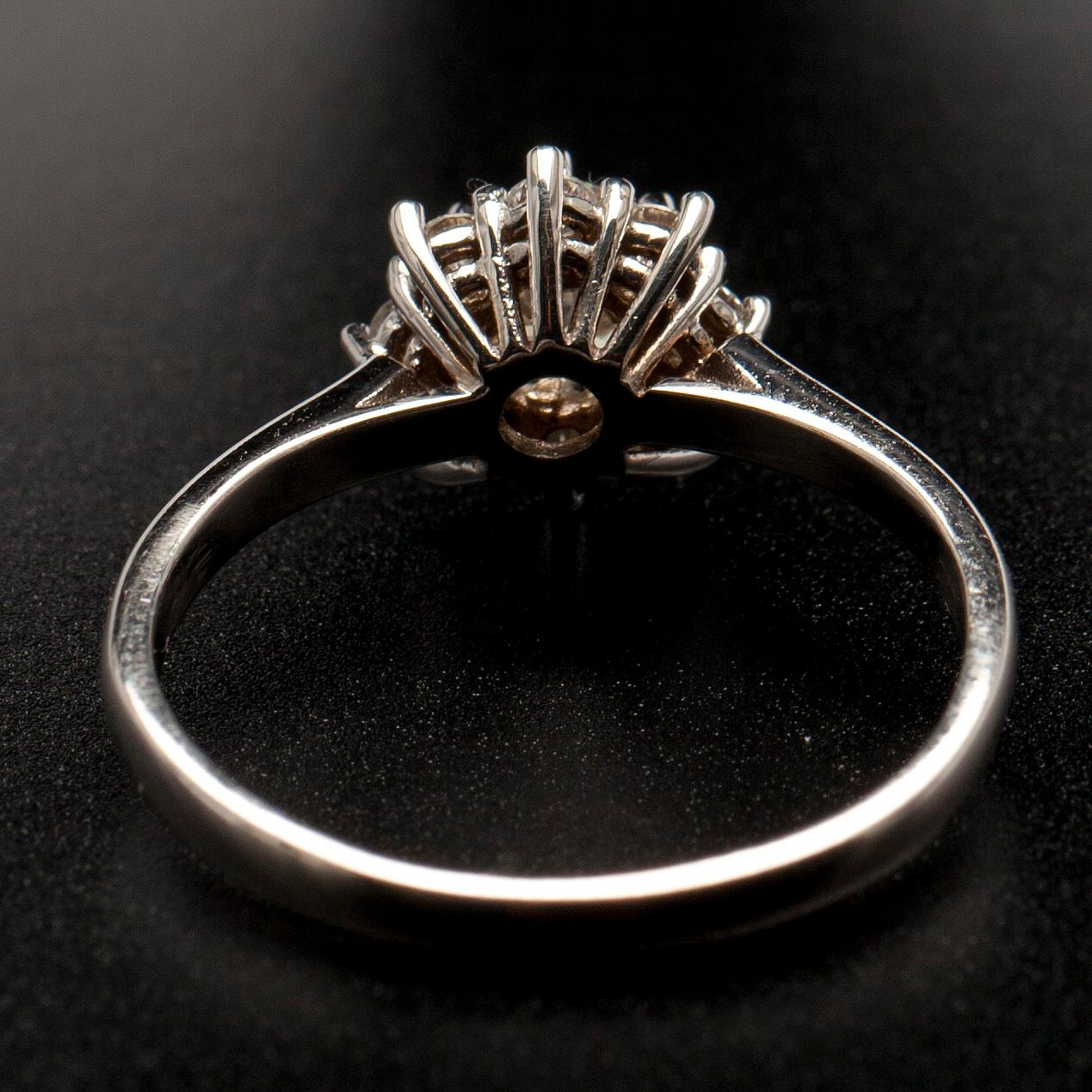 RING, vitguld 18K, briljantslipade diamanter tot. 0,70 ct. Vikt  2,77 g.