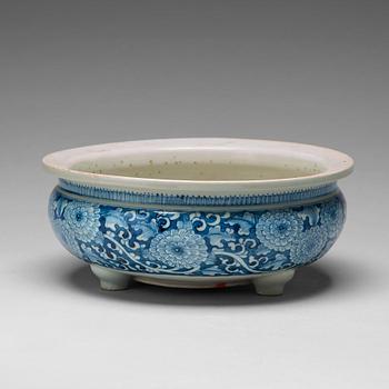 927. A blue and white censer, Qing dynasty, 18th Century.