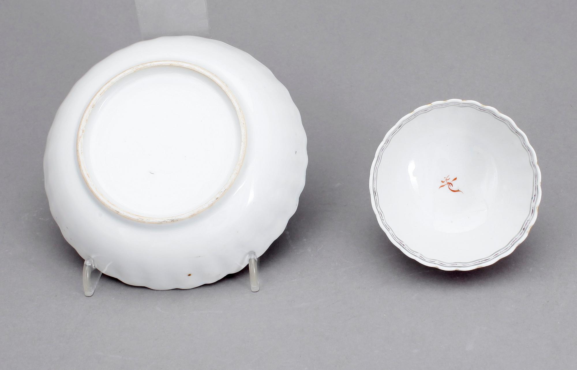 KOPP PÅ FAT samt BLÄCKSTÄLL, porslin, Kina, 1700-tal och sekelskiftet 1800/1900-tal.