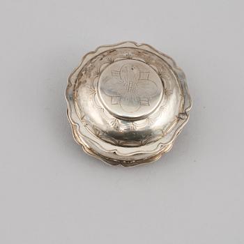 KYRKDOSA, silver, Johan Gustaf Enberg, Vänersborg, 1863, vikt 30 g.