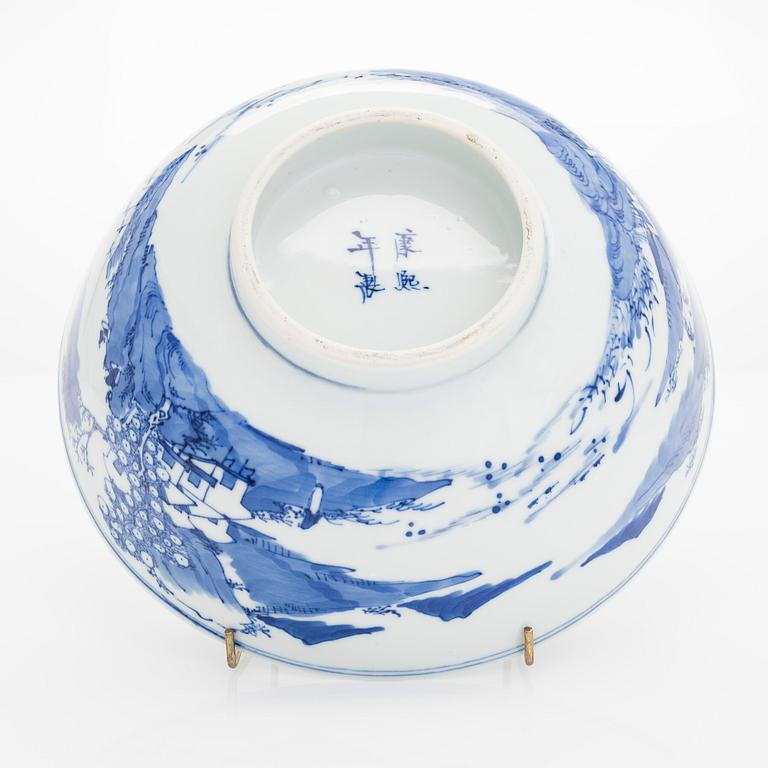 A blue and white bowl, Qing dynasty, 19th Century China.