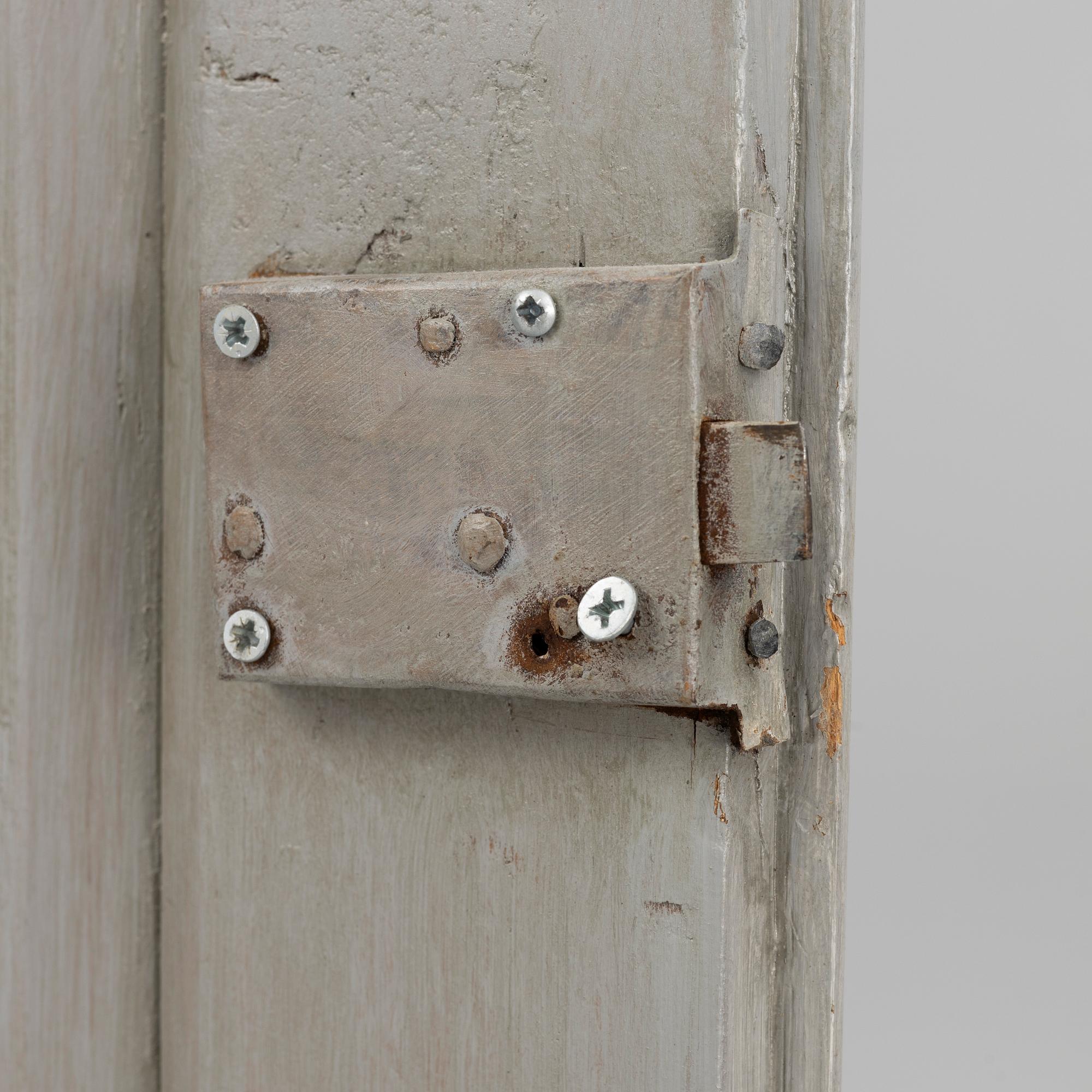 Corner cabinet, 18th century.