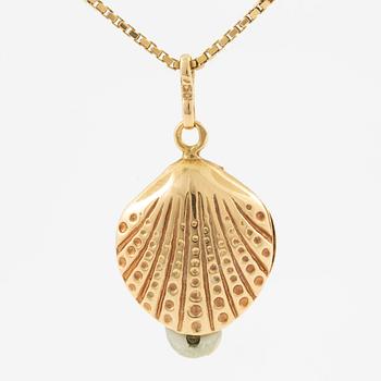 Pendant in the shape of a shell with an 18K gold chain.