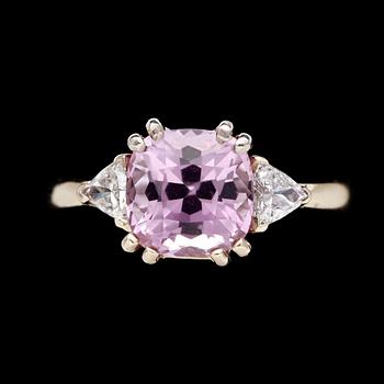 111. RING, pink cushion cut tourmaline and triangular diamonds on each side, tot. 0.40 cts.