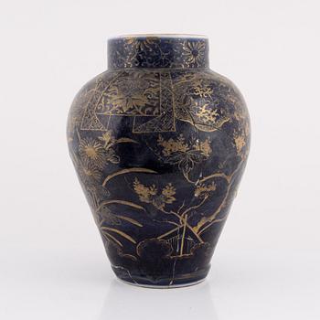 A lidded porcelain urn, genroku, Japan, 18th century.