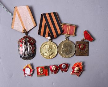 MEDALJER OCH PINS, Ryssland. 9 delar.