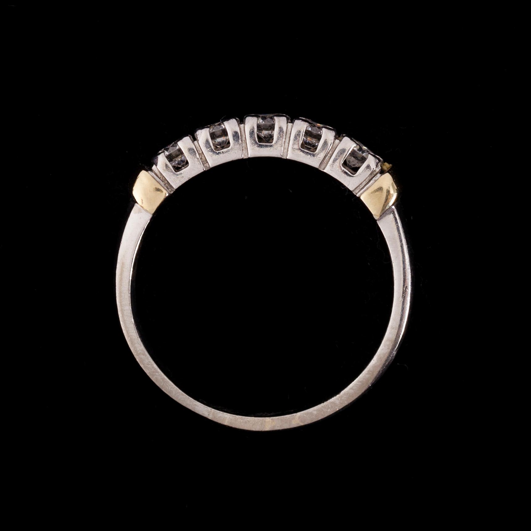 ALLIANSRING, 14K vitguld med 5 st briljantslipade diamanter, totalt 0,75 ct enligt gravyr. Vikt 5,9 g.
