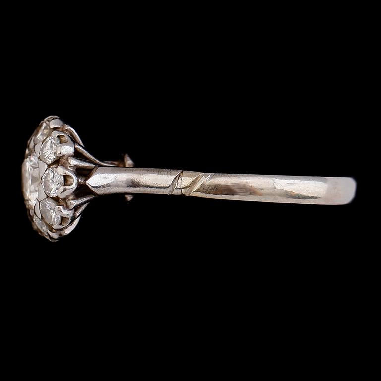 RING, 18 k vitguld, briljantslipade diamanter. Vikt ca 3,4 g.