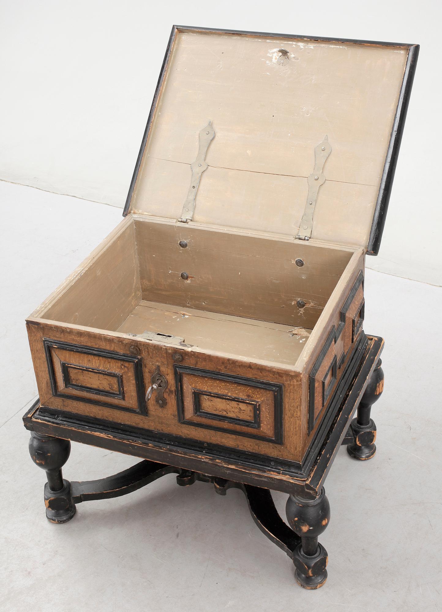 NATTLÅDA/KISTA på BENSTÄLLNING, barock, 1700-tal.