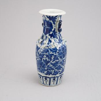 A Chinese blue and white porcelain vase, Qing dynasty, 19th century.