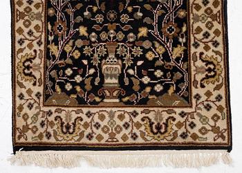 Gallerimatta, orientalisk, ca 517 x 76 cm.