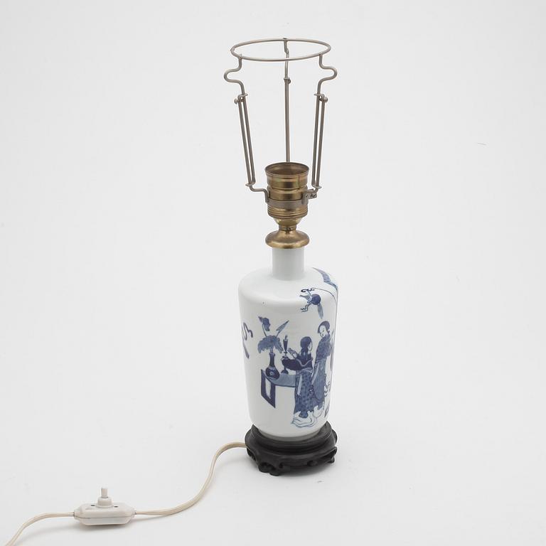 BORDSLAMPA, porslin, Kina, 1900-tal.