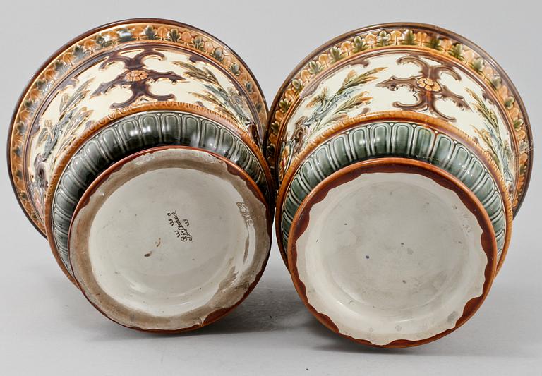 YTTERFODER, 2 st snarlika, majolika, Rörstrand, omkring 1900.