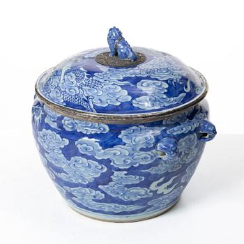 Karott med lock samt vas, porslin. Qingdynastin, 1800-tal.