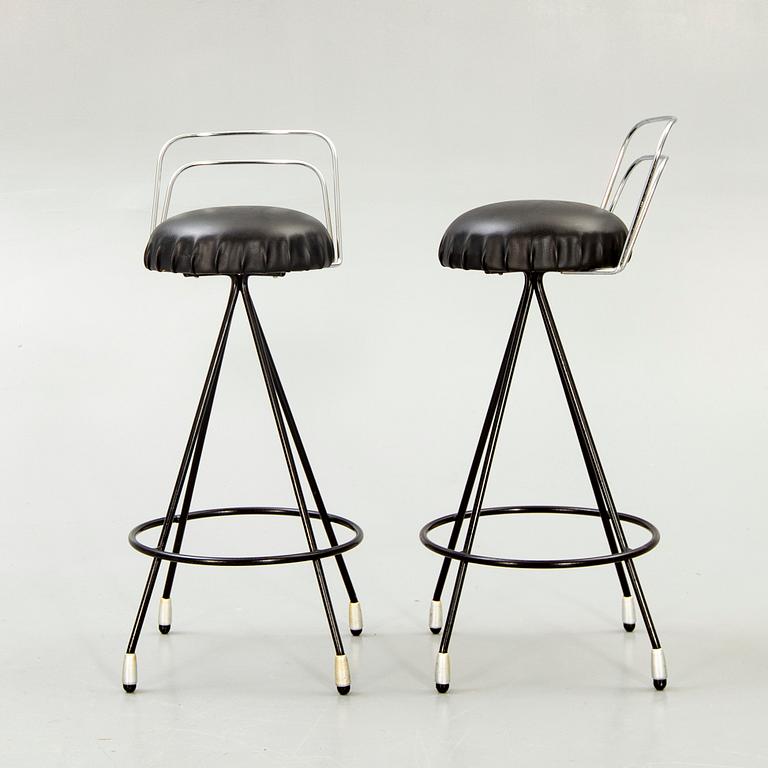 Bar counter and 4 bar stools, mid 1900s.