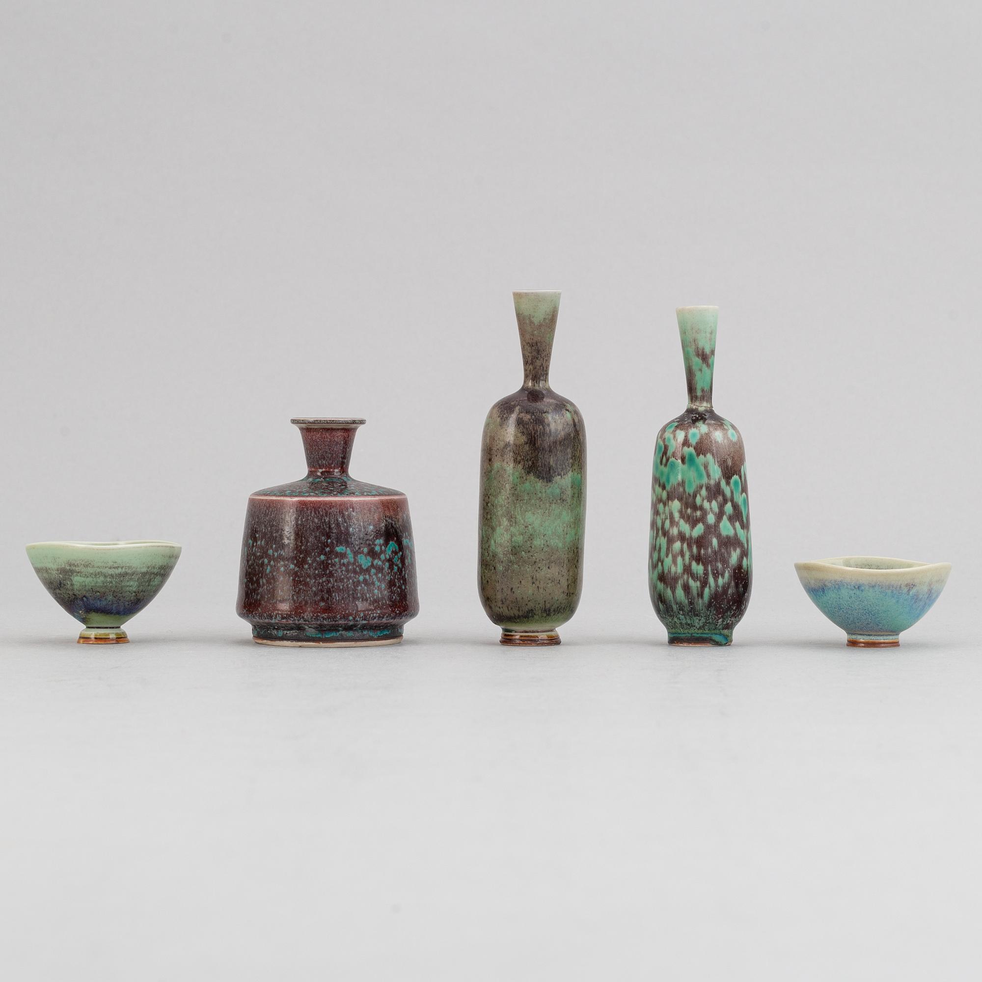 Berndt Friberg, miniatyrvaser, 3 st och skålar, 2 st, Gustavsbergs studio, 1900-talets mitt.