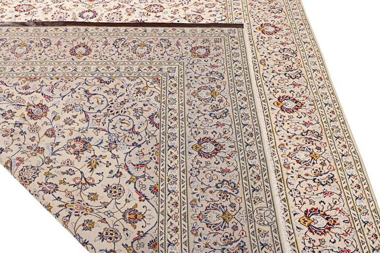 A Keshan carpet, c. 342 x 240 cm.