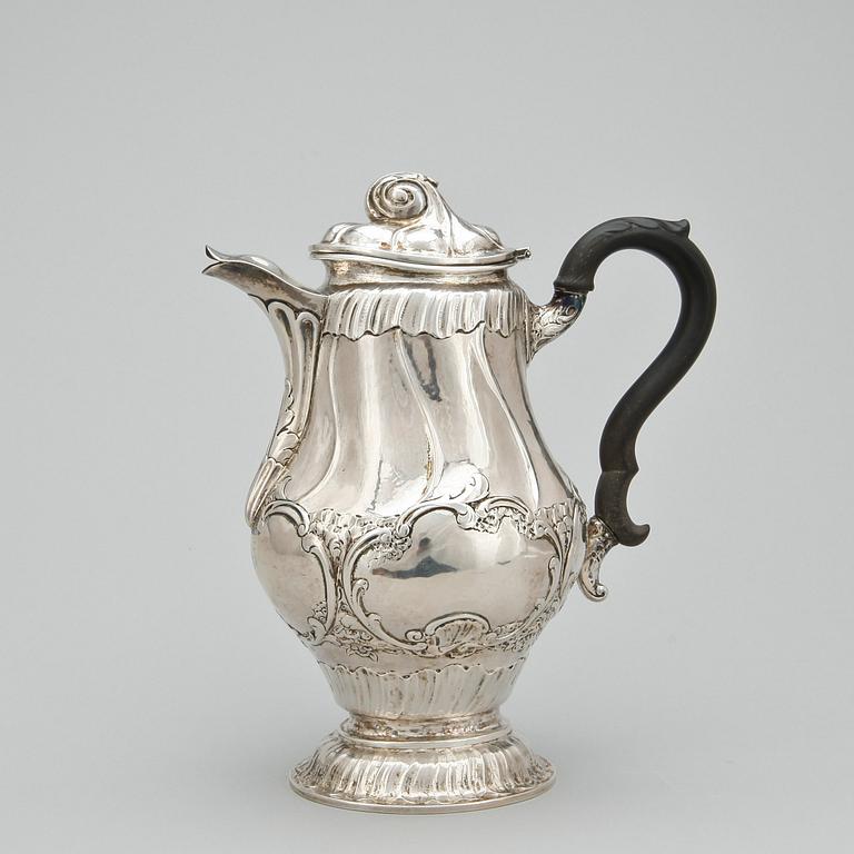 KAFFEKANNA, silver, rokokostil, Johan August Färngren, Stockholm, 1923. Vikt ca 546 g.