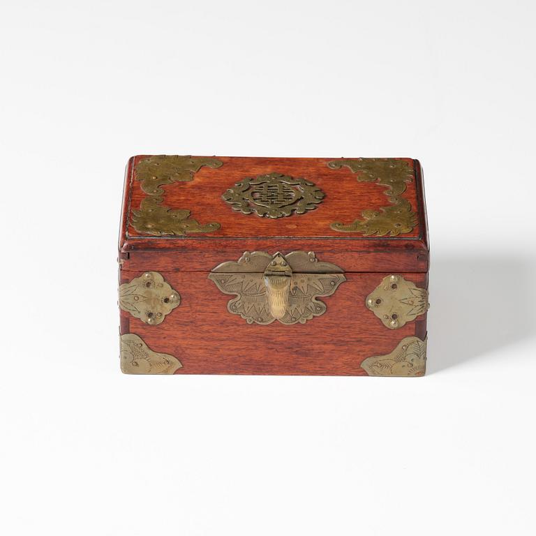 A Hongmu chest with brass mounts, late Qing dynasty.