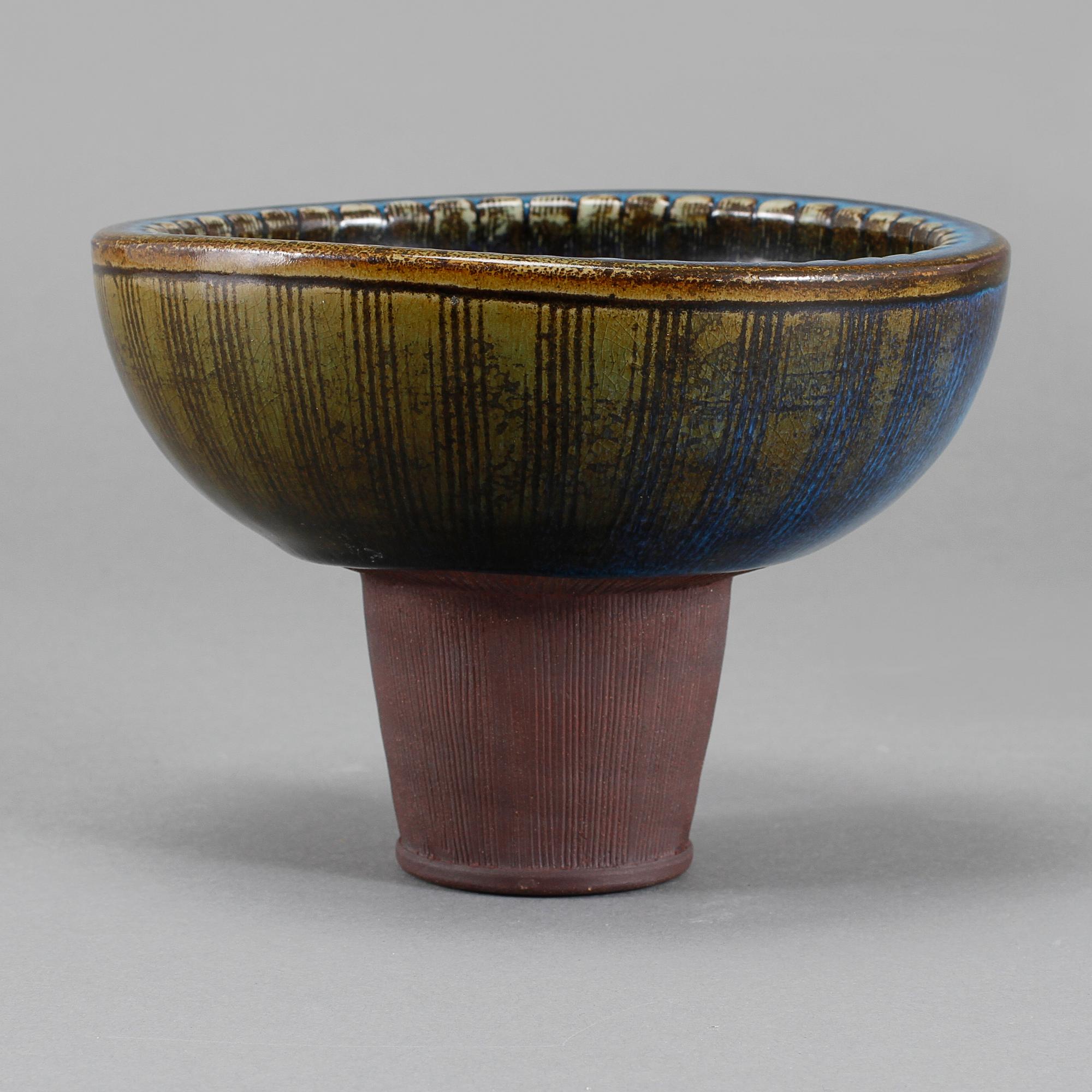 SKÅL PÅ FOT, stengods, Wilhelm Kåge, Farstagods, Gustavsbergs Studio, omkring 1900-talets mitt.