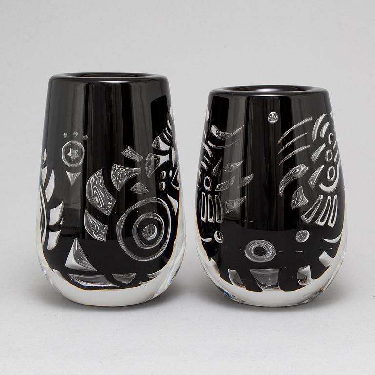 A pair of glass vases by Lars Hellsten for Orrefors Gallery -88.