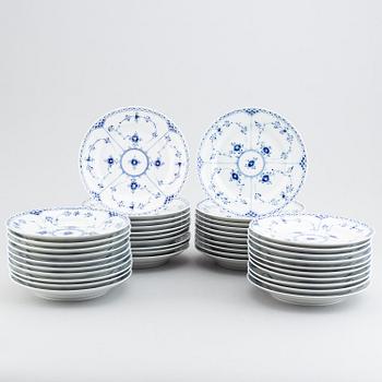 Royal Copenhagen, 40 'Musselmalet' porcelain plates.