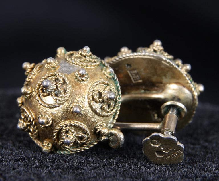 BROSCH, ÖRHÄNGEN, ett par samt HÄNGSMYCKE, silver. L. Bökman, Stockholm, 1880-81. 35 gram.