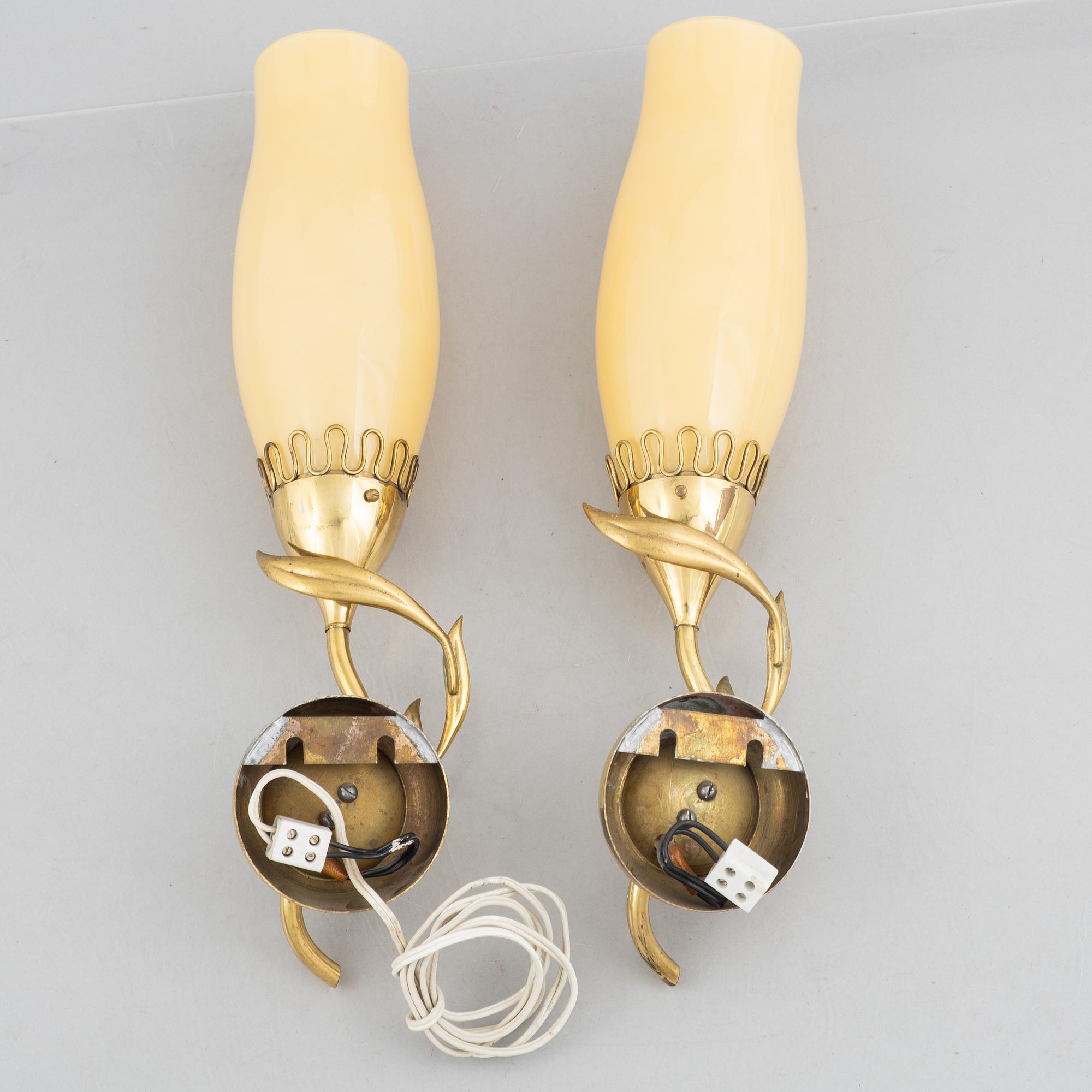 Mauri Almari, a pair of model '71020' wall lights, Idman, mid 20th century.