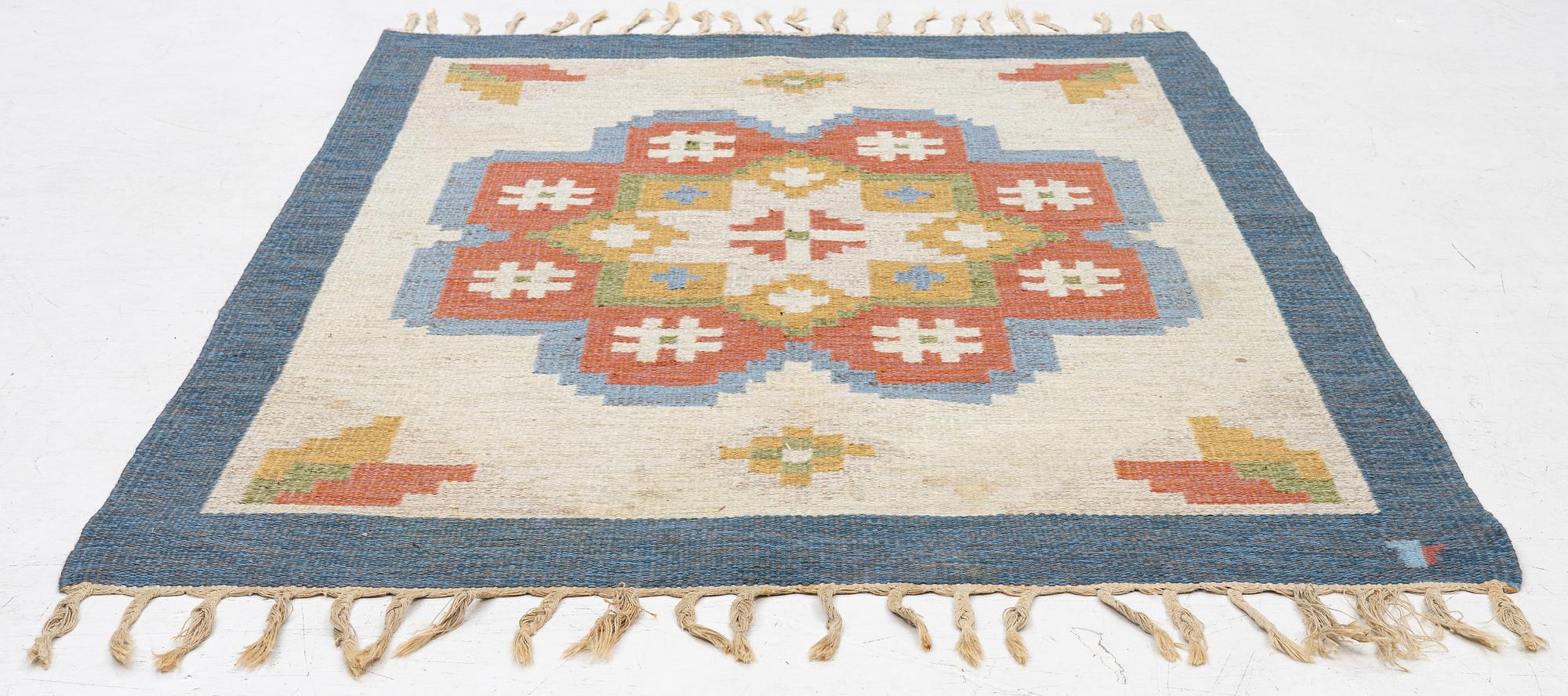 Erik Lundberg, a carpet 'Lister' flat weave c. 206 x 138 cm Vävaregården Eringsboda signed V.