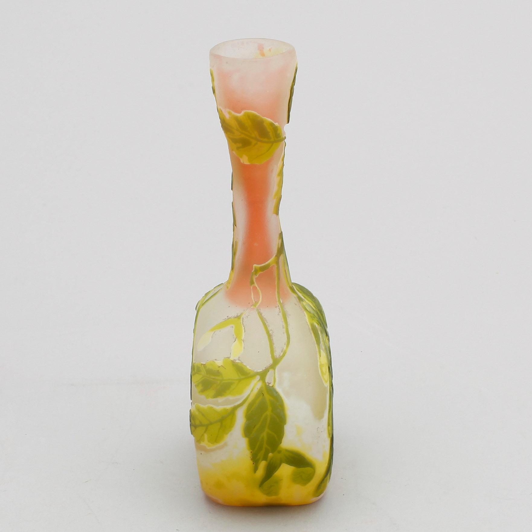VAS, glas, Emile Gallé, Frankrike, jugend, 1900-talets första hälft, sign Gallé med stjärna.