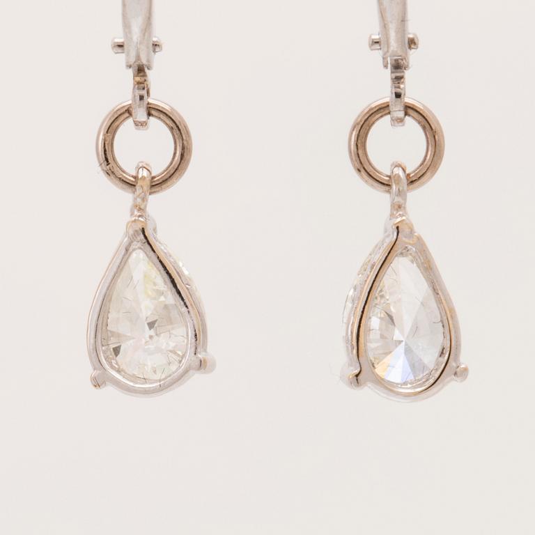 Örhängen 18K vitguld och päronslipade diamanter.