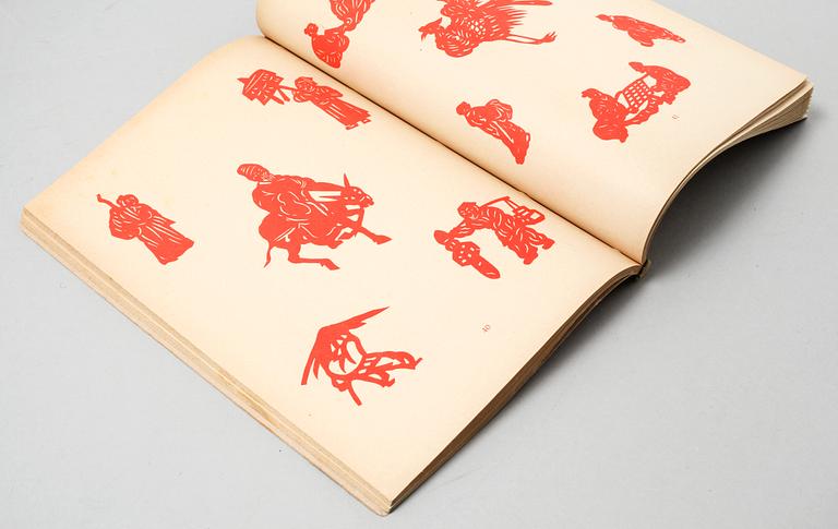 17 books and catalouges, mostly about oriental crafts, 20th century.