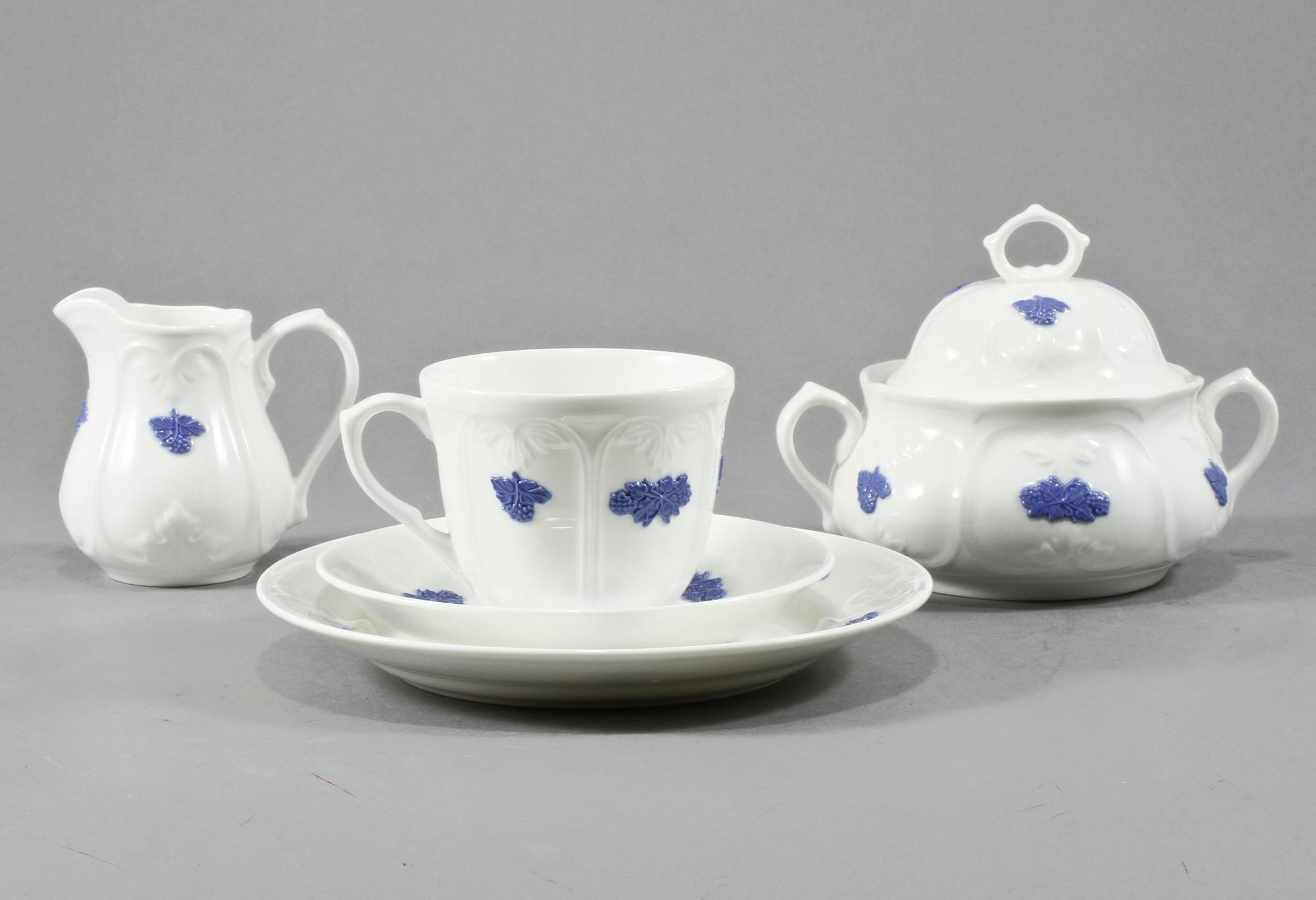 SERVISDELAR, 37 st, porslin, "Blå blom", Gustavsberg, 1900-talets andra hälft.