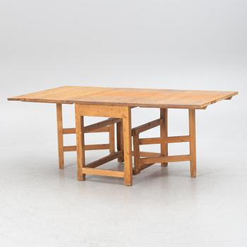A gateleg table eith 6 + 6 chairs.