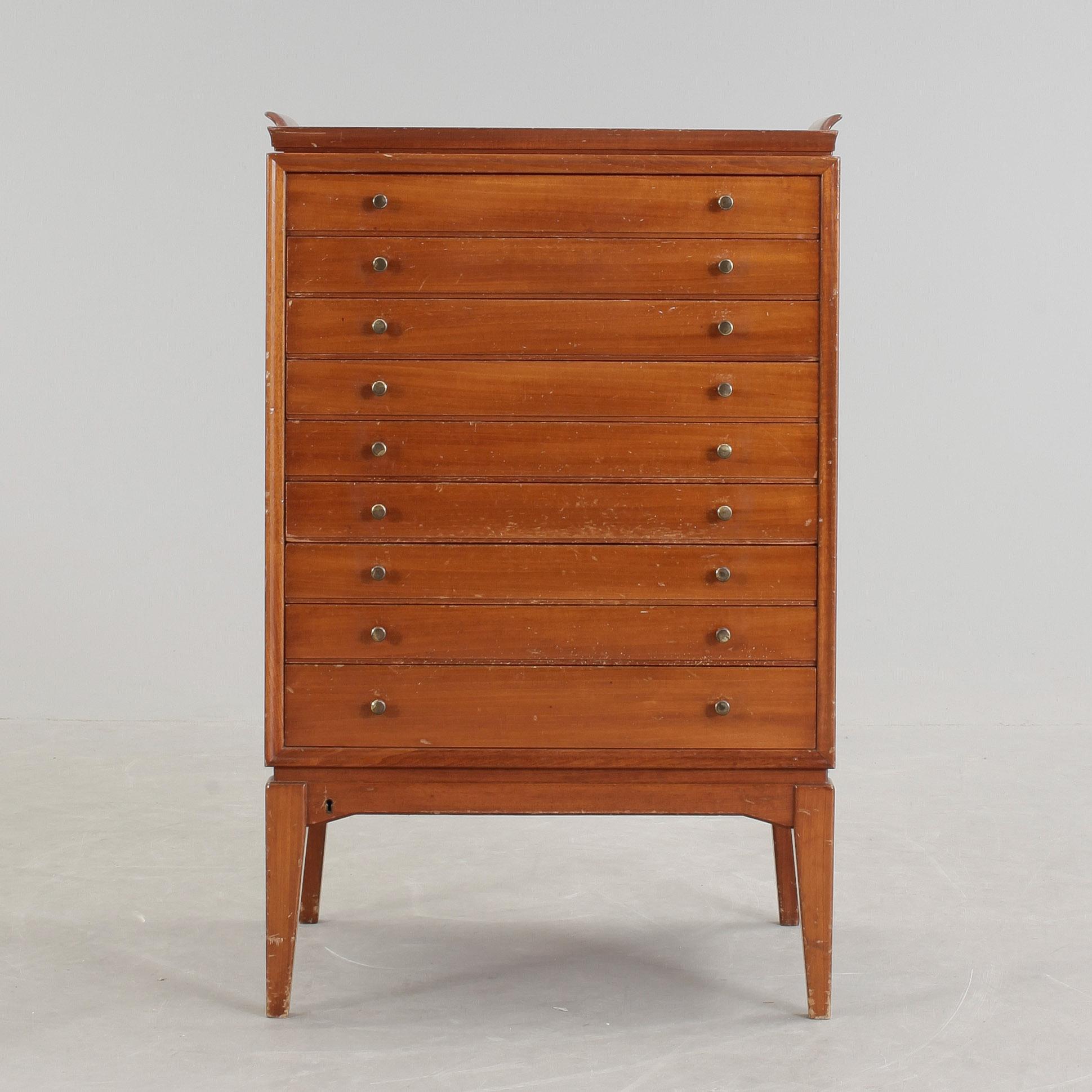 SCHATULL MED SILVERBESTICK, 158 + 3, bland annat JMJ, Göteborg, 1900-talets första hälft. Vikt ca 4576 gram.