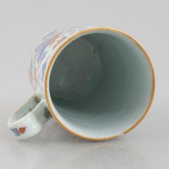 Mugg, porslin, Kina, Qingdynastin, Kangxi (1662-1722).