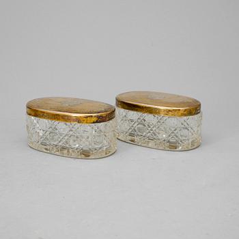 TOALETTSET, glas samt silver, Jacob Engelbert Torsk, 1899. Total silvervikt ca 263 gram.