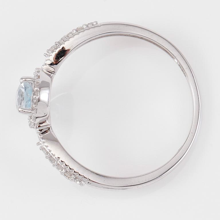 RING, 14K vitguld, akvamarin tot ca 0.50 ct. och diamanter tot ca 0.14 ct.