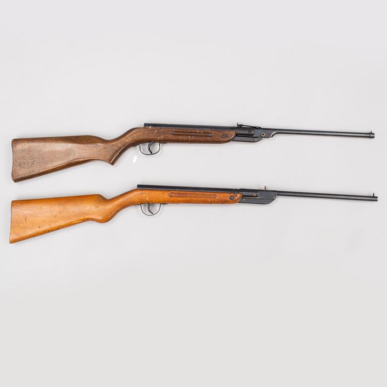 A Diana mod. 22 and a Tell mod 33 airguns.