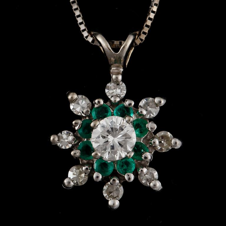 HALSSMYCKE, 14k vitguld med briljantslipade diamanter samt smargderr, tot diamanter ca 0,2 ct. Tot vikt ca 2,4 gram.