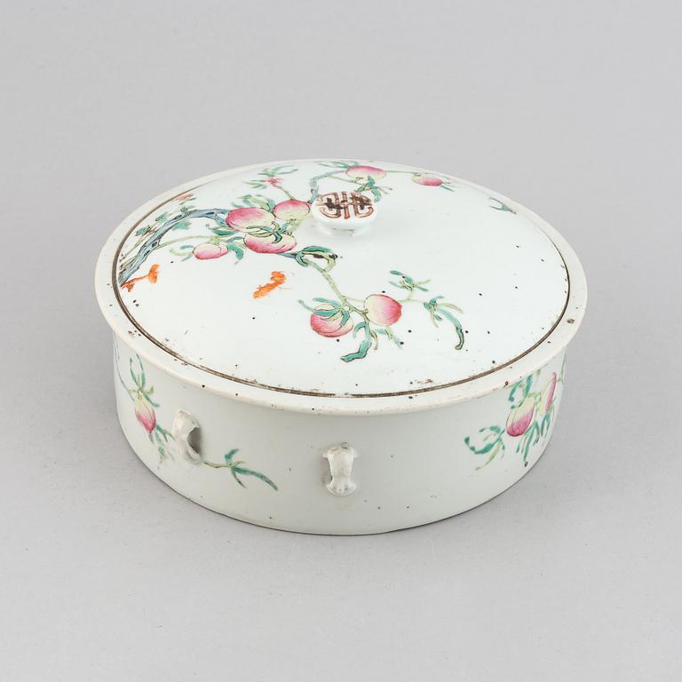 A Chinese porcelain  lidded dish, turn of the century 1900.