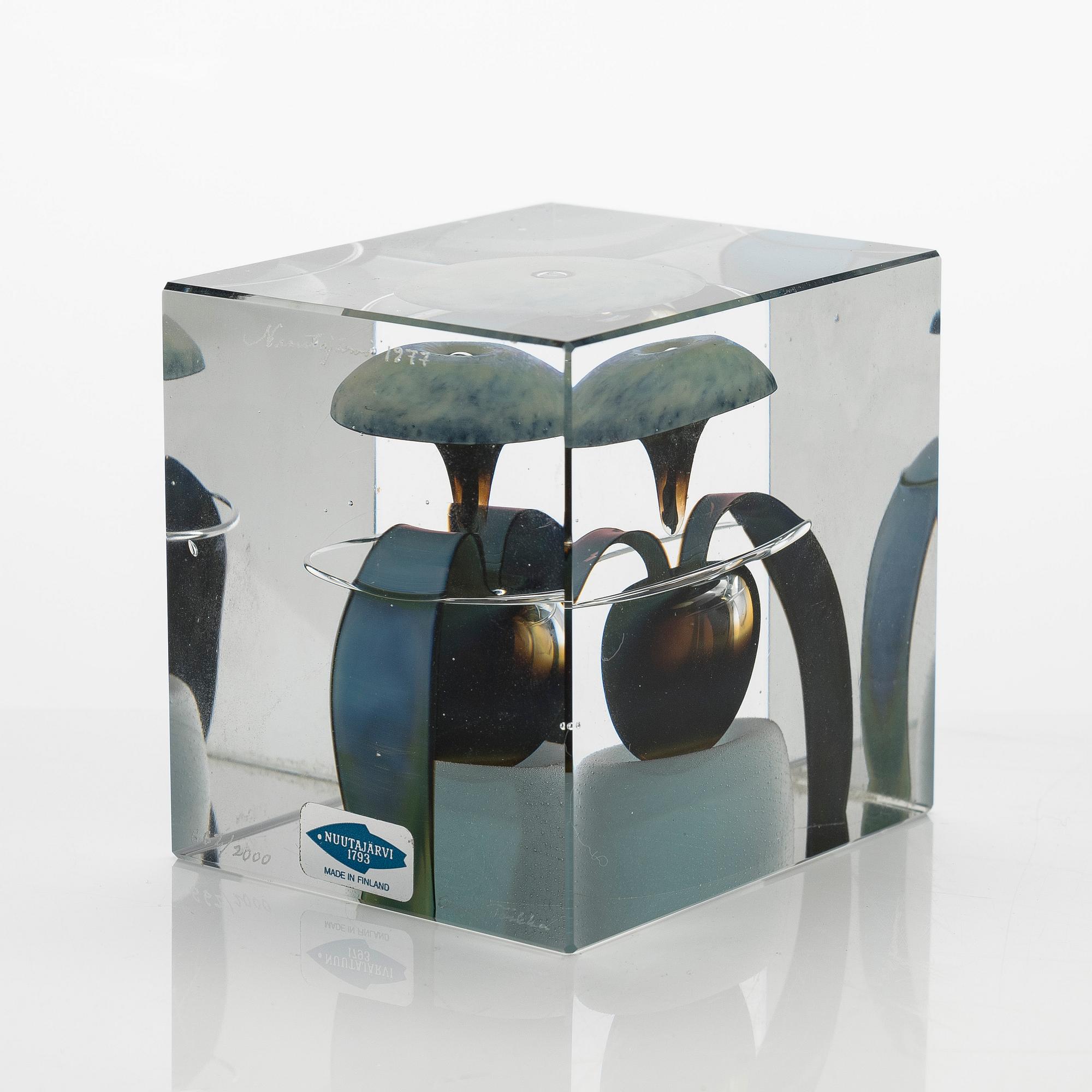 Oiva Toikka, vuosikuutio, signeerattu Oiva Toikka, Nuutajärvi 1977, numeroitu 662/2000.