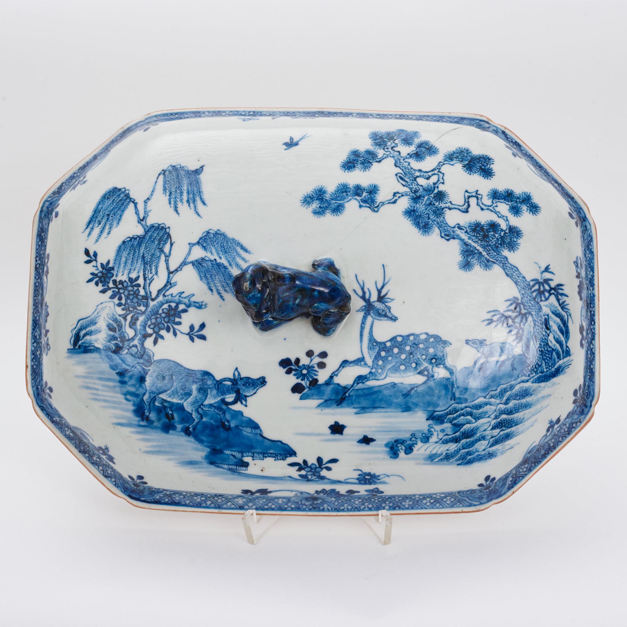 A blue and white dinner service,  Qing dynasty, Qianlong (1736-95). (90 pieces).