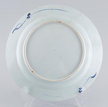 A pair of blue and white serving dishes, Qianlong (1736- 1795).