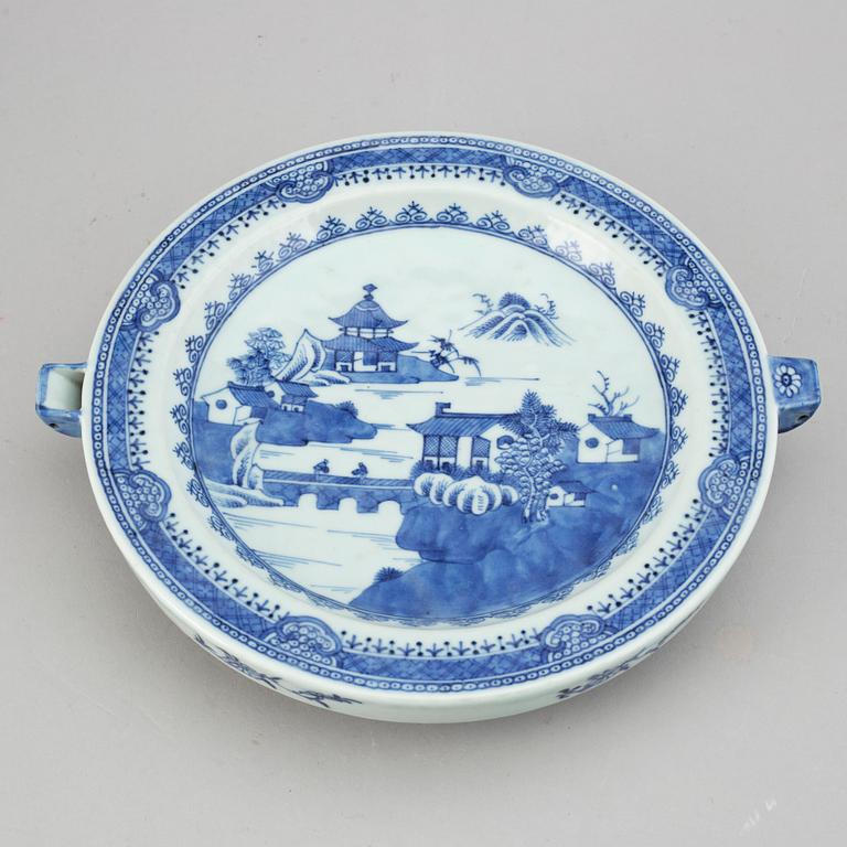 VÄRMEFAT samt ASSIETTER, sju stycken olika, porslin. Qingdynastin, 17/1800-tal.